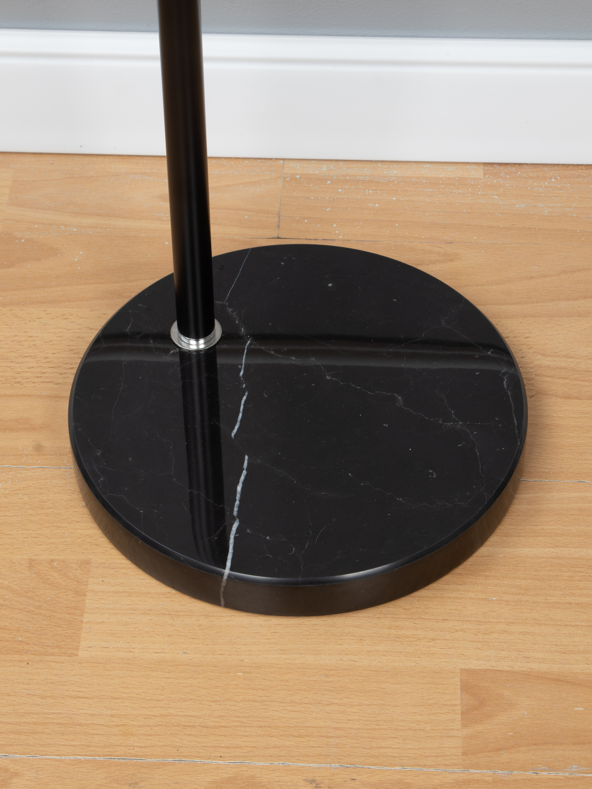 Торшер напольный 850080Б мраморное основание выполнено в черном цвете