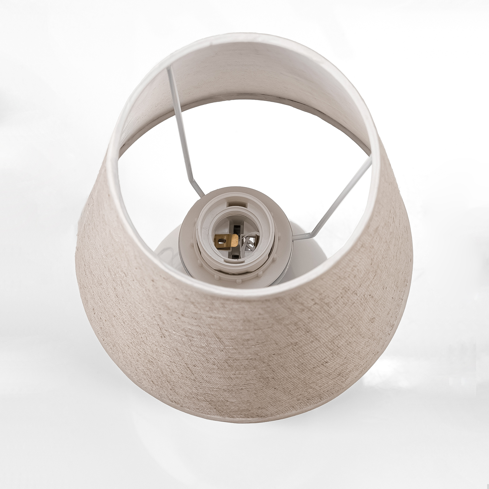 Лампа настольная белая 90030ЛБ с абажуром из бежевого льна фото