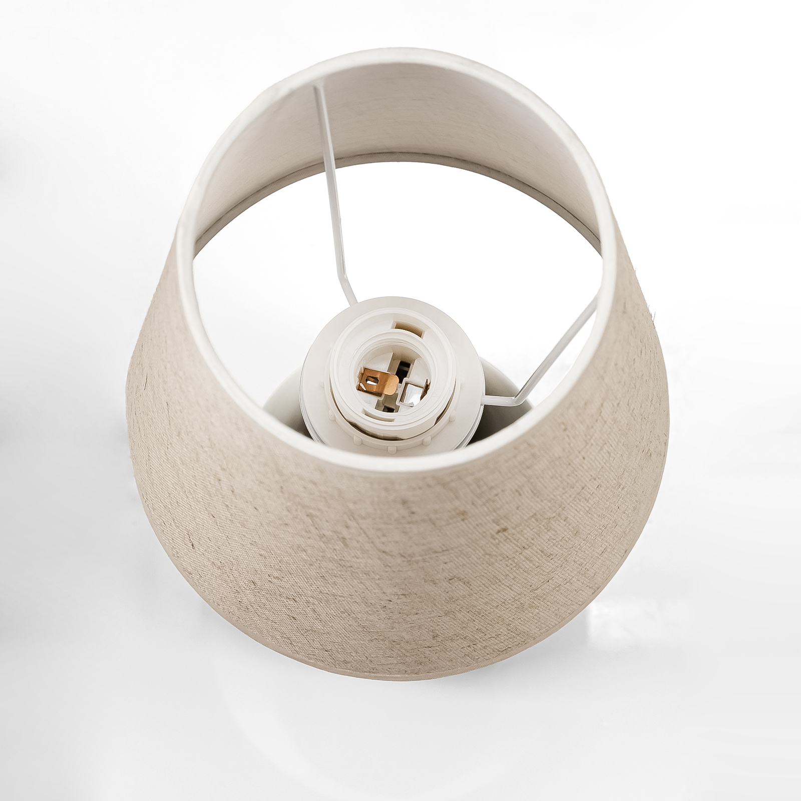 Абажур из льна и цоколь E27 от настольной лампы 90030ЛЧ пример на фото