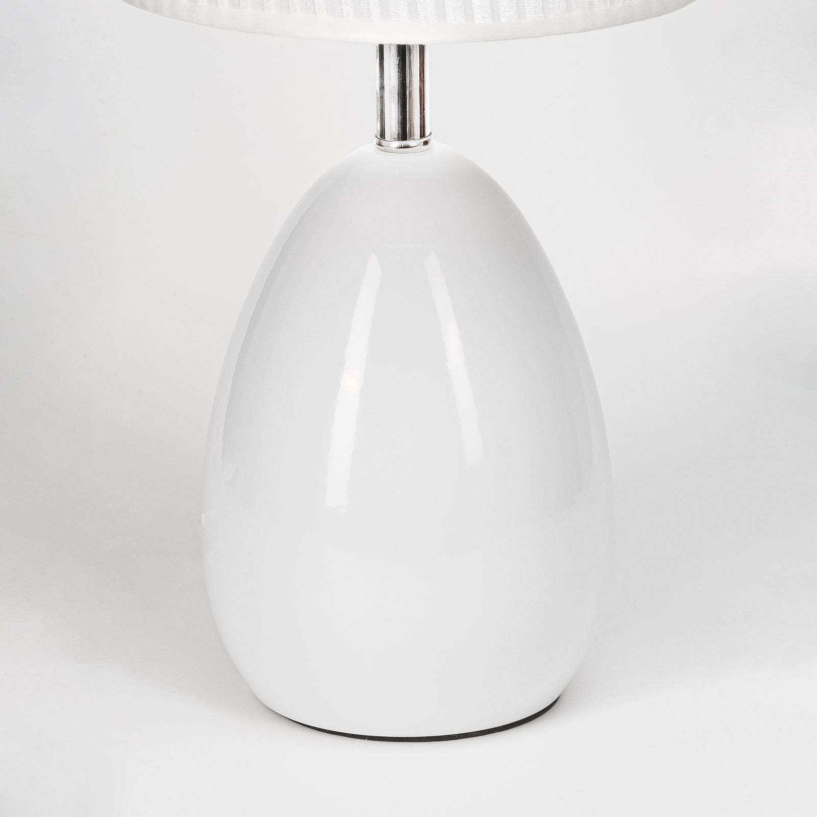 Лампа настольная 90030РБ с белым абажуром в рубчик на белом основании из пластика