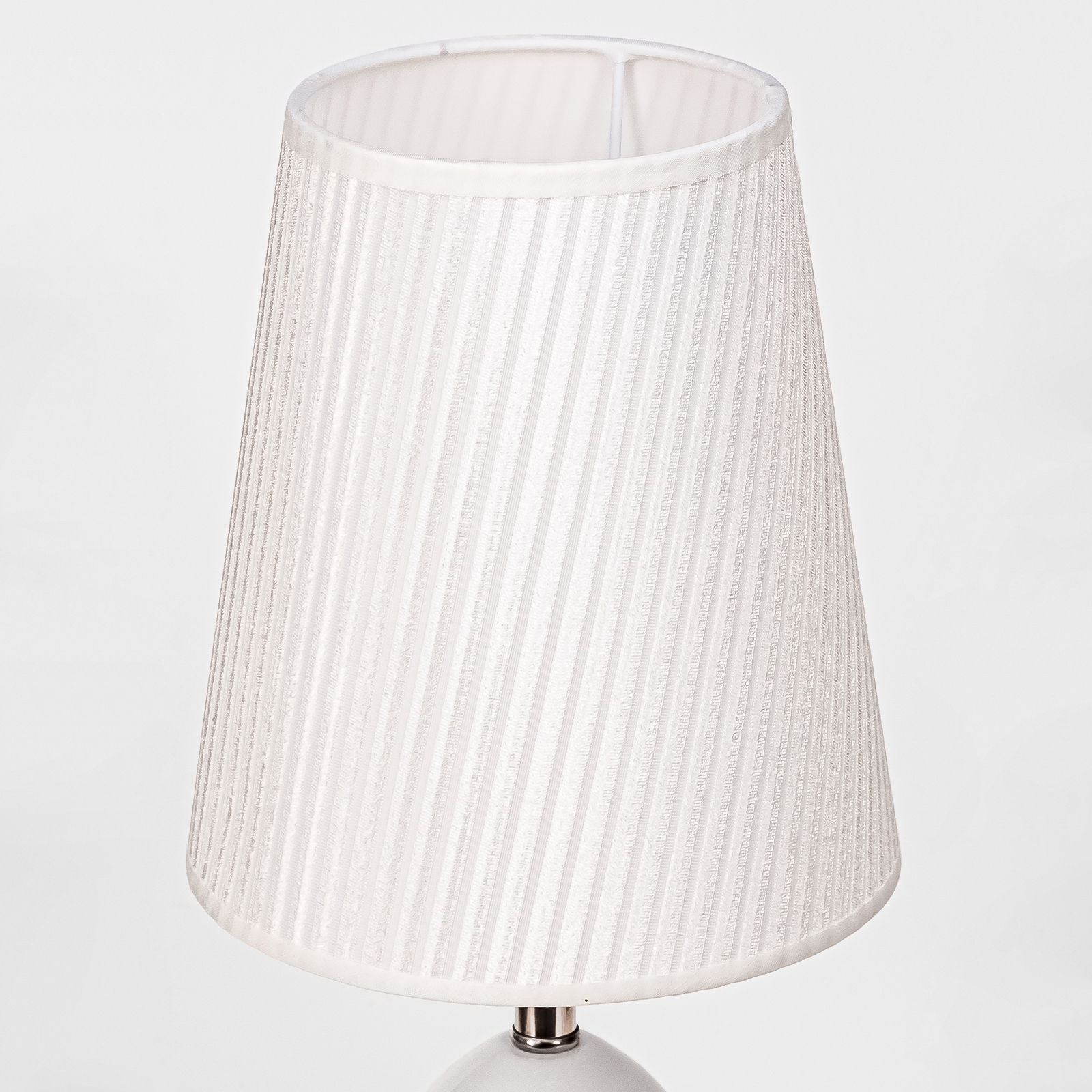 Лампа настольная 90030РБ с белым абажуром в рубчик на фото