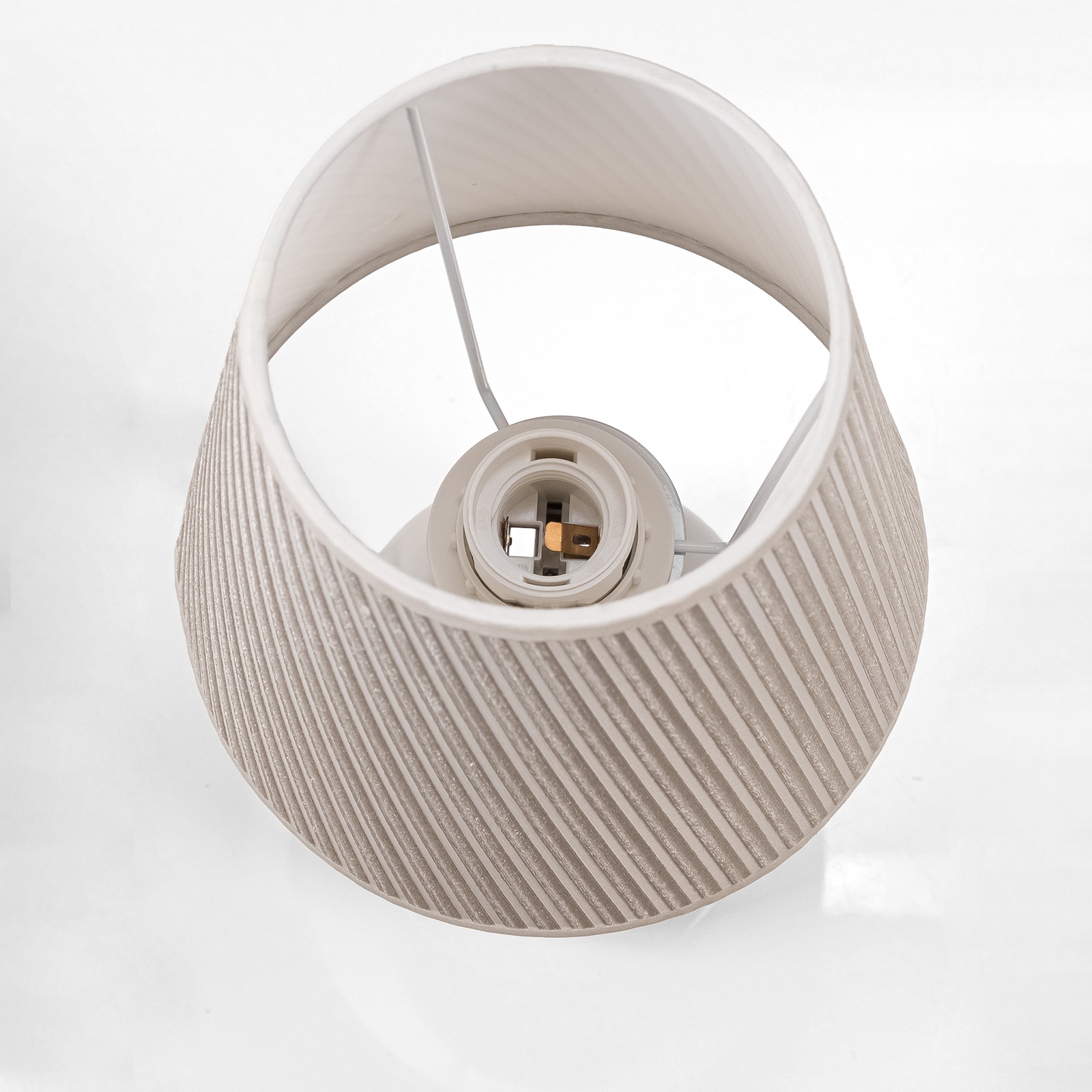 Лампа настольная 90030РБ с белым абажуром в рубчик и цоколем E27 на фото