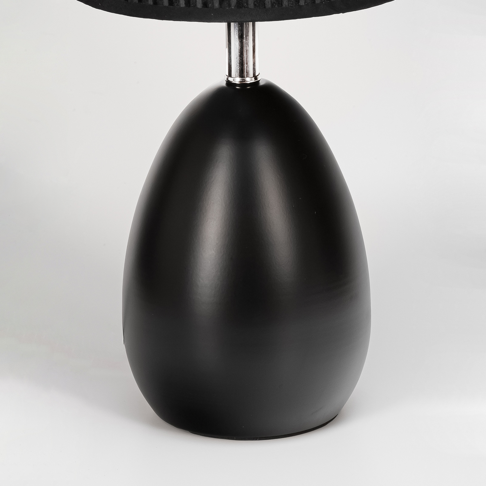 Лампа настольная 90030РЧ с черным абажуром в рубчик, светильник с черным основанием