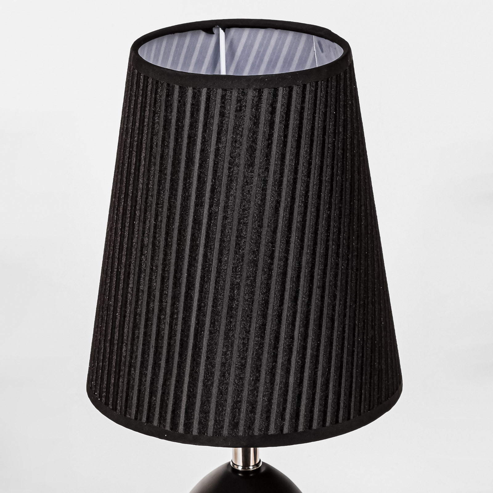 Лампа настольная 90030РЧ с черным абажуром в рубчик фото | Интернет-магазин BONROW