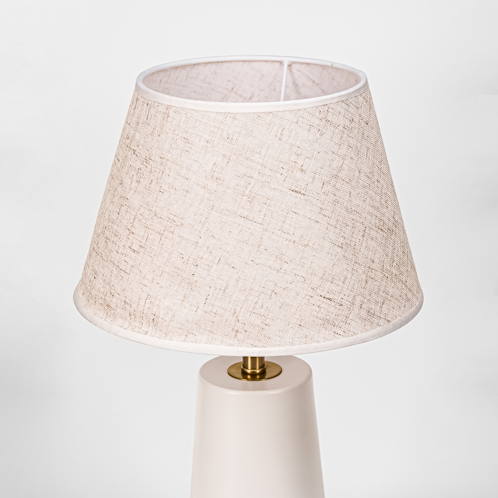 Настольная лампа 90020Б белая с абажуром из льна фото товара в интернет-магазине BONROW