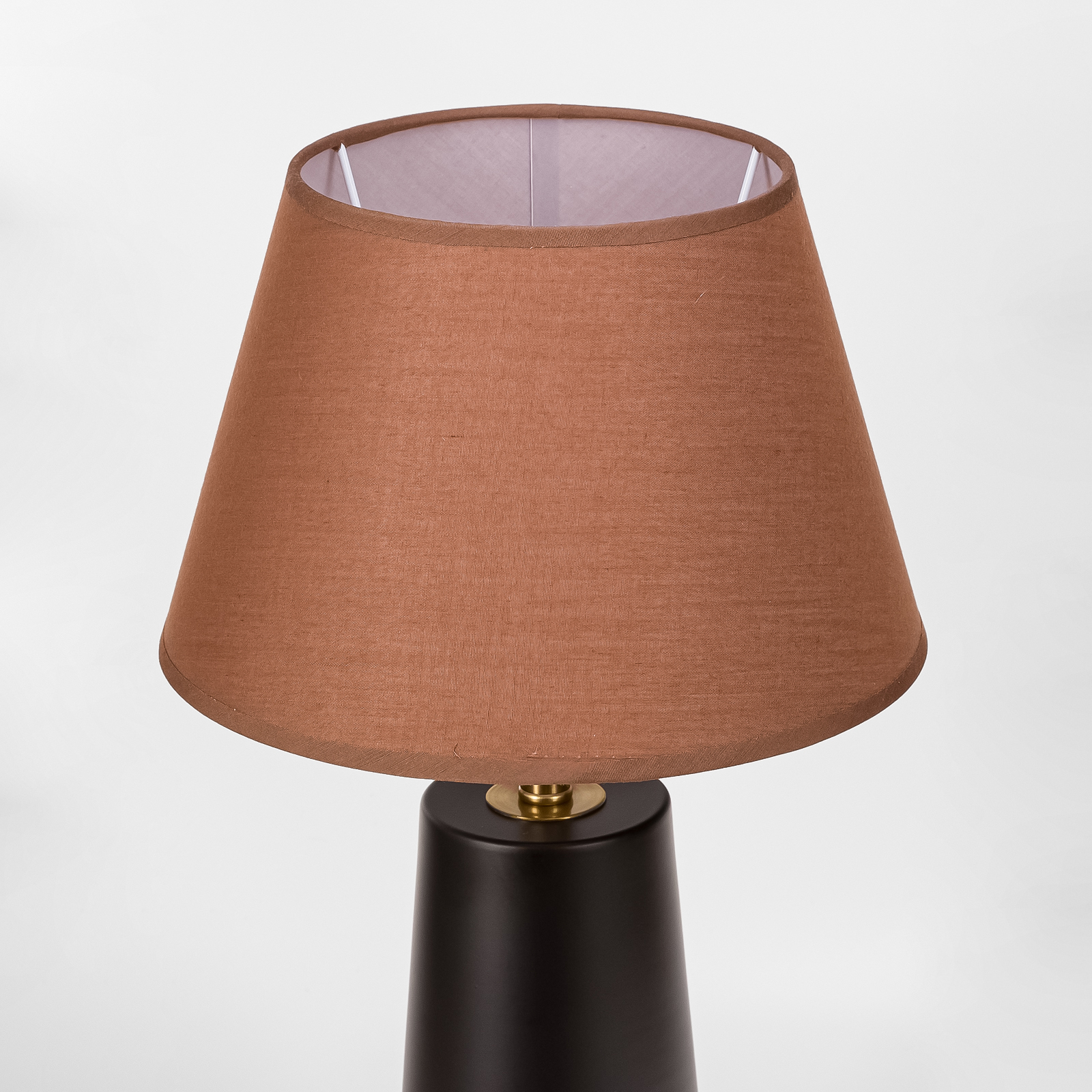 Светильник настольный черный с коричневым абажуром из ткани 90020Ч