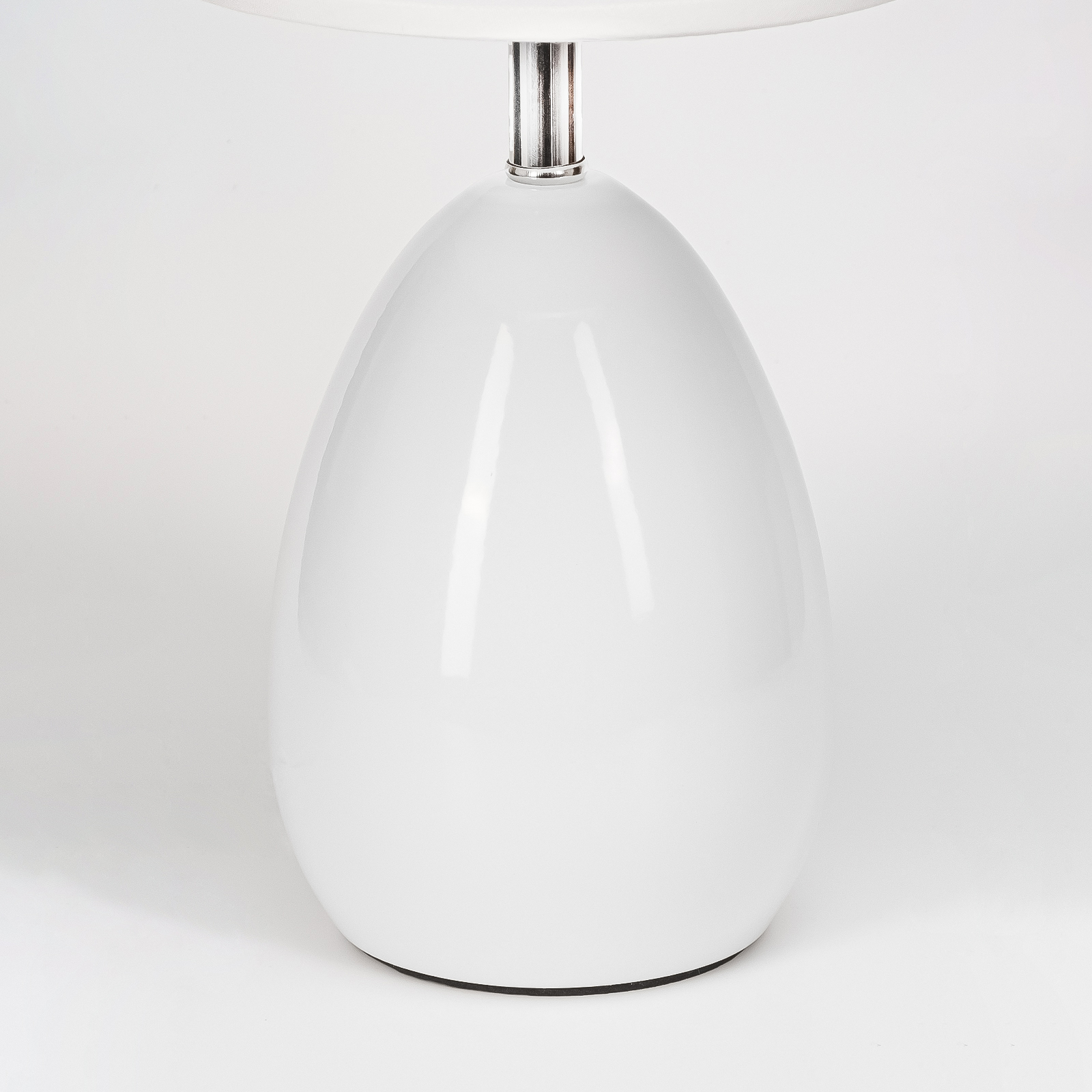 Настольная белая лампа для уютного чтения 90030Б прикроватный светильник с белым основанием