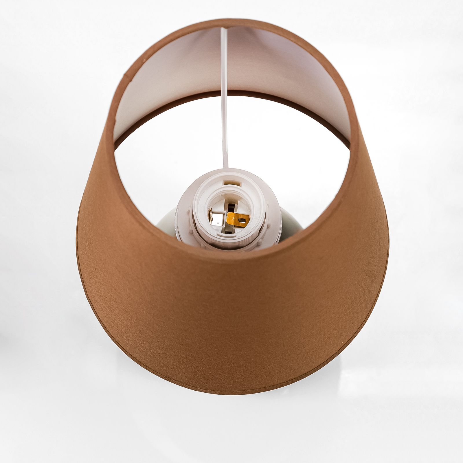 Стильная настольная лампа с коричневым абажуром из ткани 90030Ч купить для дома