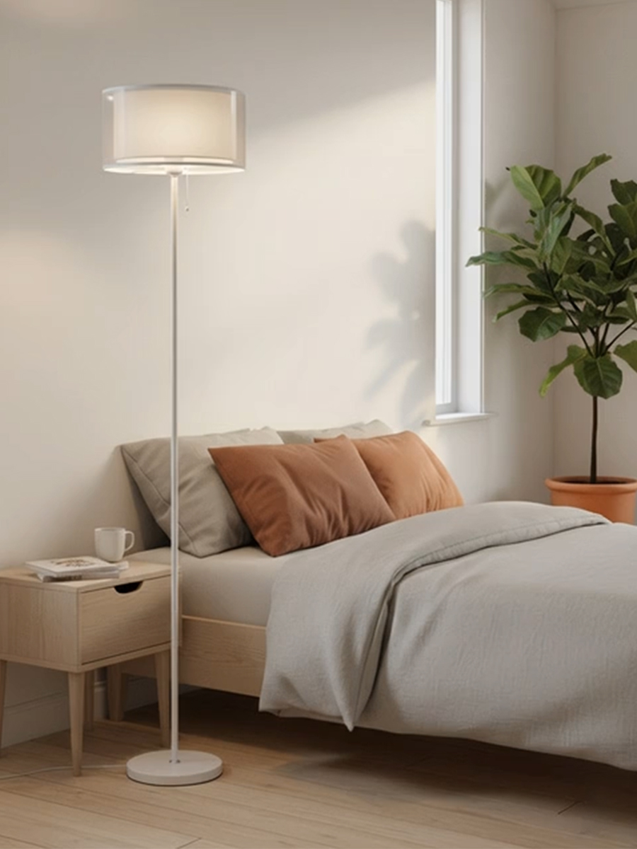 Торшер напольный 850020 на мраморном основании белый, с цепочкой у абажура в интерьере спальни фото